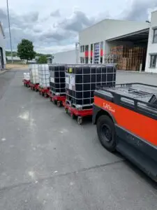 Transportwagen im Praxiseinsatz bei Rampenfahrt – ausgelegt für sicheren und kontrollierten Transport auf Steigung und Gefälle