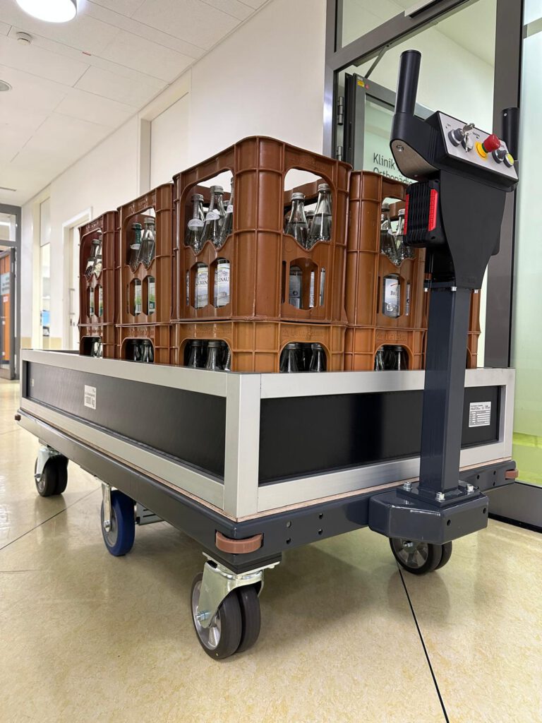 Elektrisch angetriebener Transportwagen fürs Krankenhaus Bamberg zum Transport von Wasserkisten
