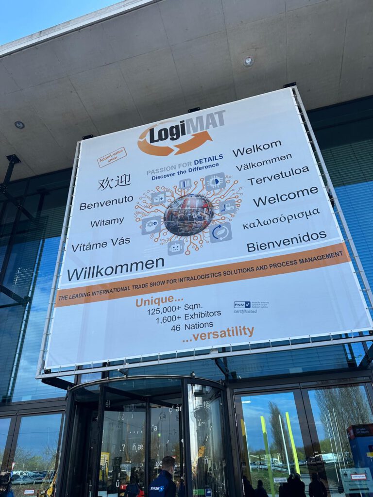 Eingangsbereich der LogiMAT 2026 in Stuttgart mit großem Willkommensbanner am Messegebäude