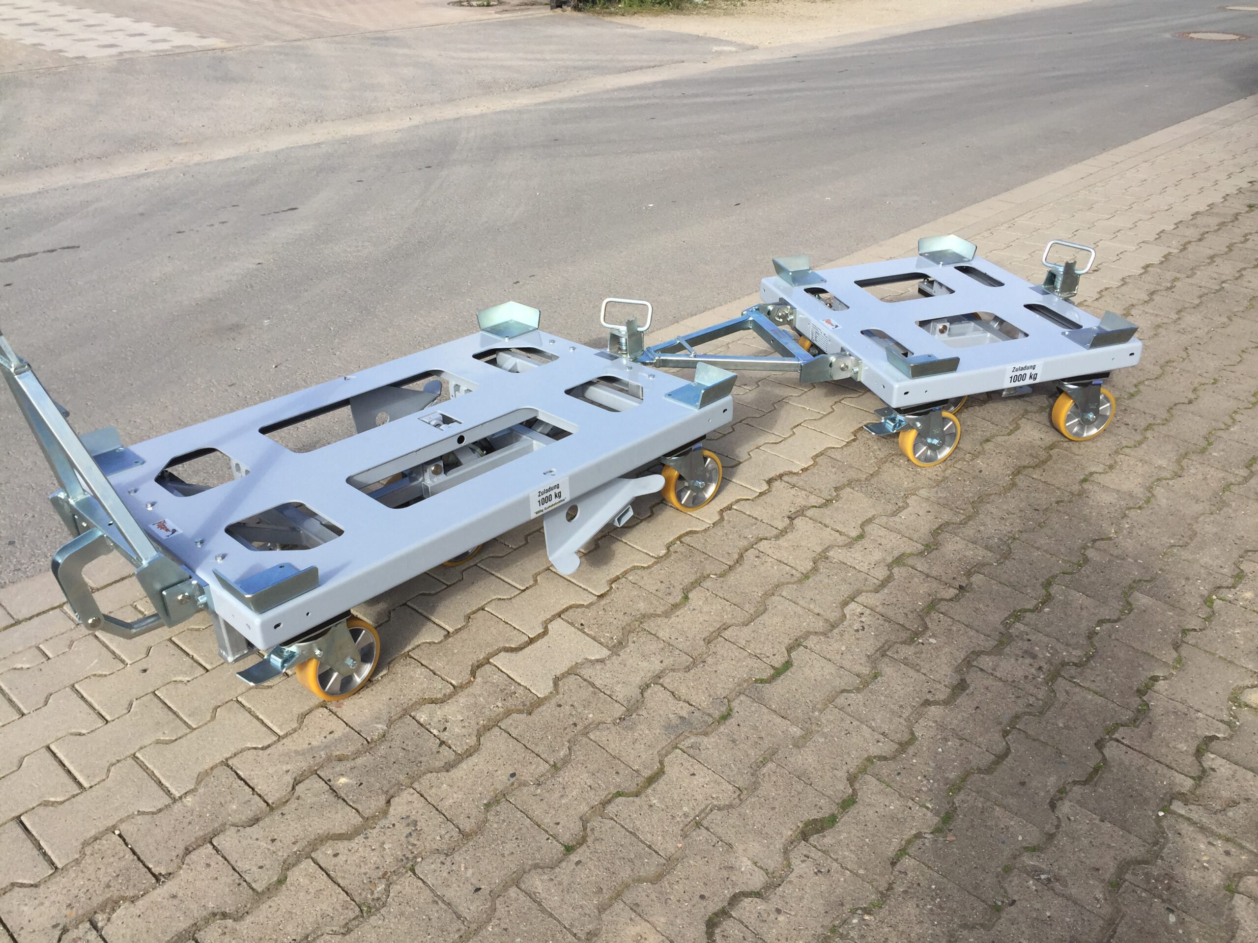 Zwei gekoppelte Flipper X-Move Transportwagen von MK-Lietz
