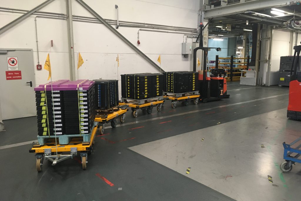Beladener Routenzug, welche autonom gezogen wird und eine 100%-ige Spurtreue besitzt und beidseitig angehangen werden kann