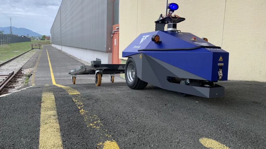 INDUROS mit modular aufgebautem Plattformzug auf einem industriellen Außenfahrweg
