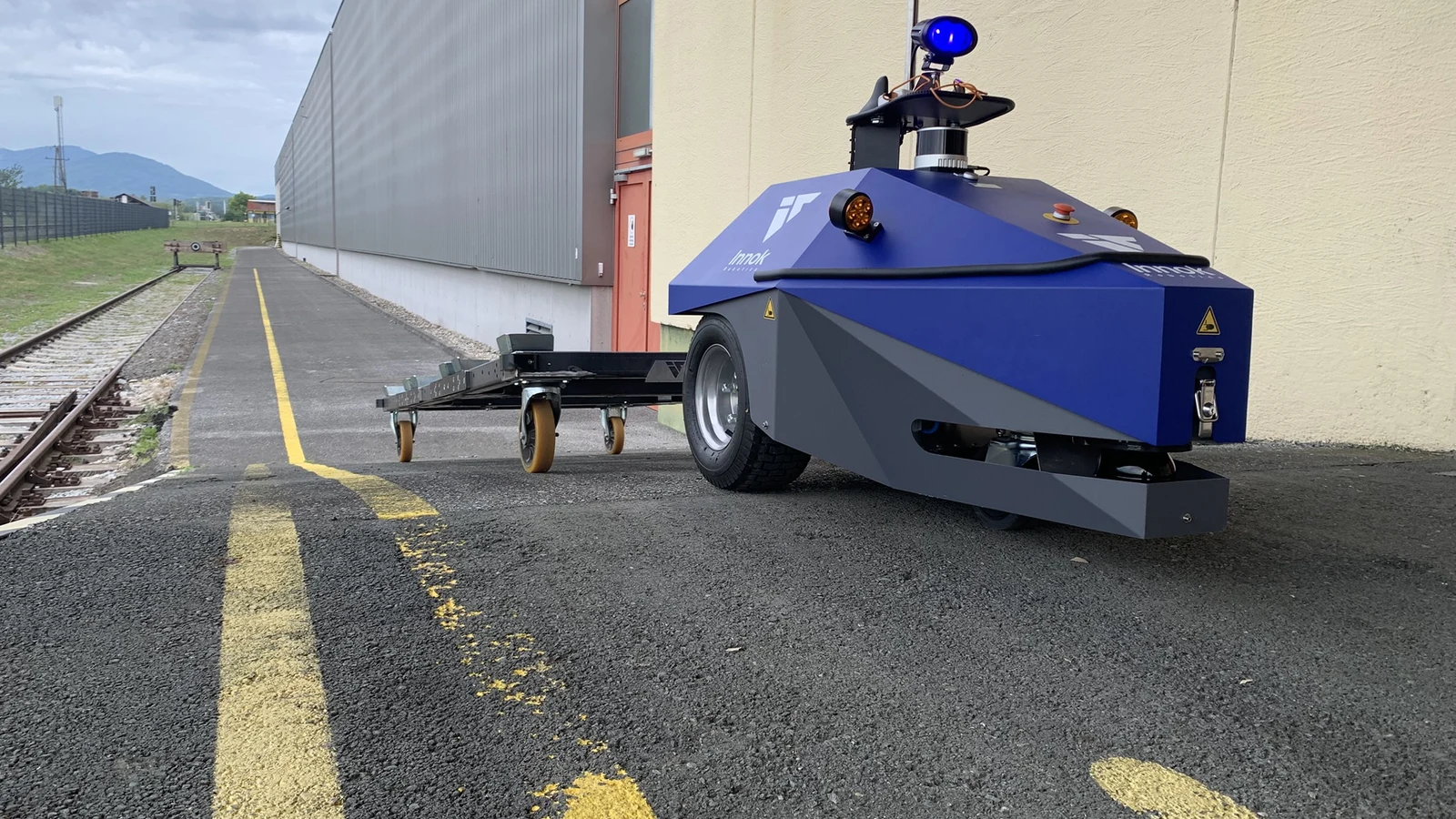 INDUROS mit modular aufgebautem Plattformzug auf einem industriellen Außenfahrweg