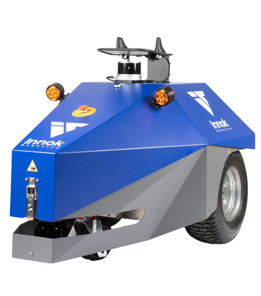 Blauer Innok-Robotics-Transportroboter mit Navigationssensorik, Warnleuchten und großen Rädern in Dreiviertelansicht.