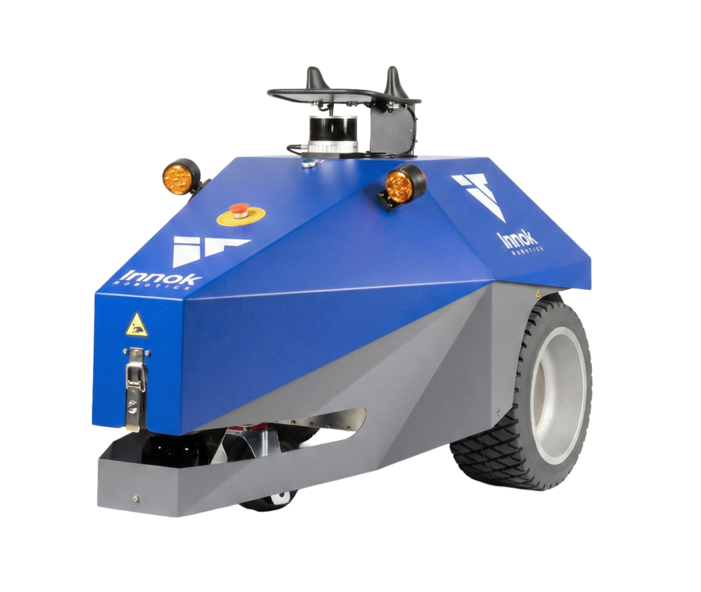 Blauer INDUROS 1300 von Innok Robotics mit vorderer Anhängerkupplung, Rädern und Navigationssensorik in Dreiviertelansicht.