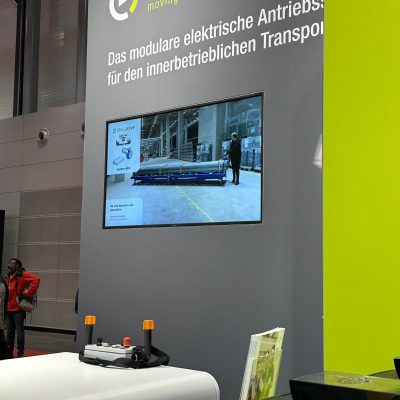 Stand von Blickle ErgoMove auf der LogiMAT 2026 mit Bildschirmdarstellung des MK-Lietz Flipper X-Move E
