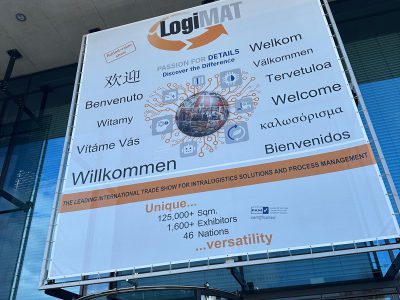 Eingangsbereich der LogiMAT 2026 in Stuttgart mit großem Willkommensbanner am Messegebäude