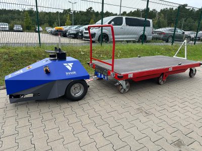 Großer Flipper X-Move in Kombination mit einem autonomen Transportroboter